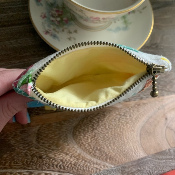 Pineapple ID Wallet with Breakaway Lanyard - Picture 2 of 9